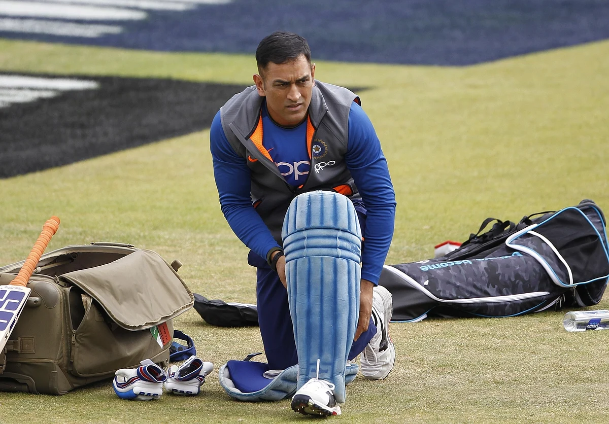 MS Dhoni wears jersey with number 7.