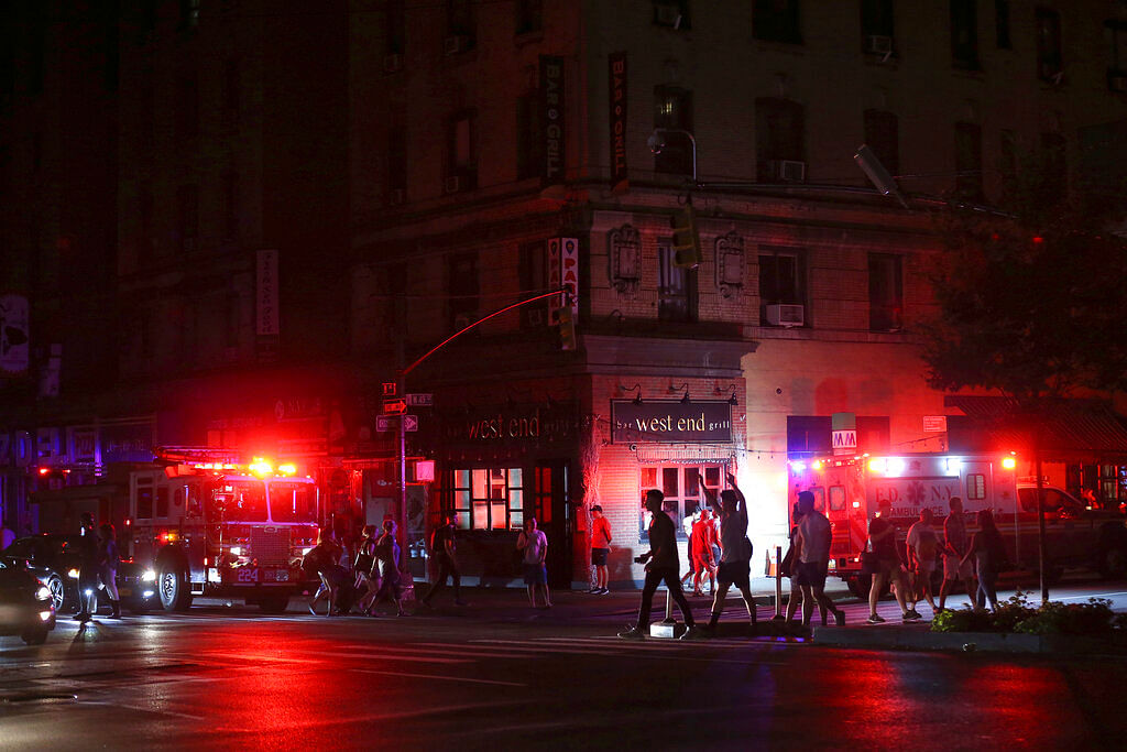Electricity was restored to customers and businesses in midtown Manhattan and the Upper West Side by about midnight.