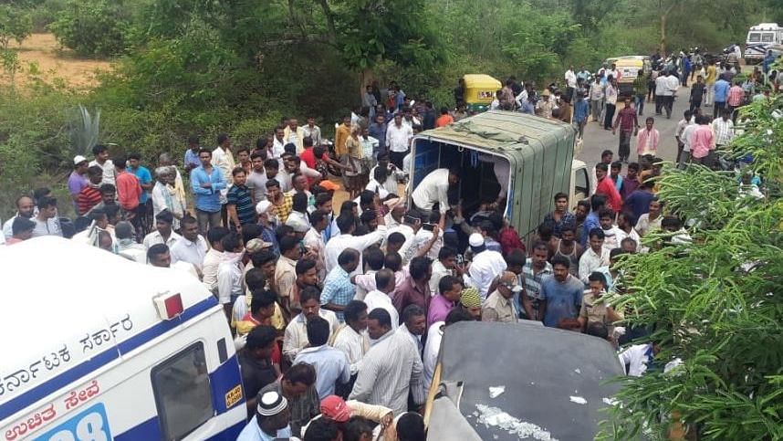 The accident took place at Murugamalla near Chintamani town in Karnataka.