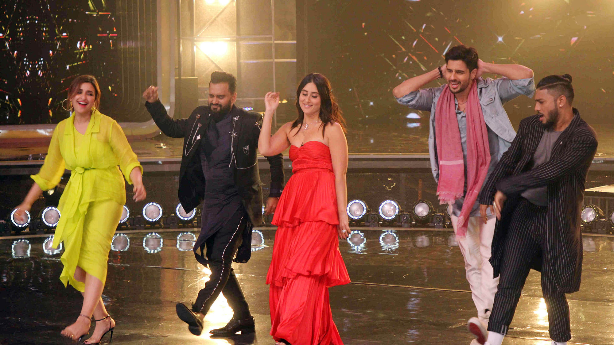 Sidharth Malhotra and Parineeti Chopra shake a leg with Kareena Kapoor and other judges of Dance India Dance.&nbsp;