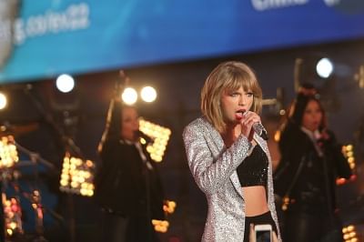 Taylor Swift traces her life story with NY gig