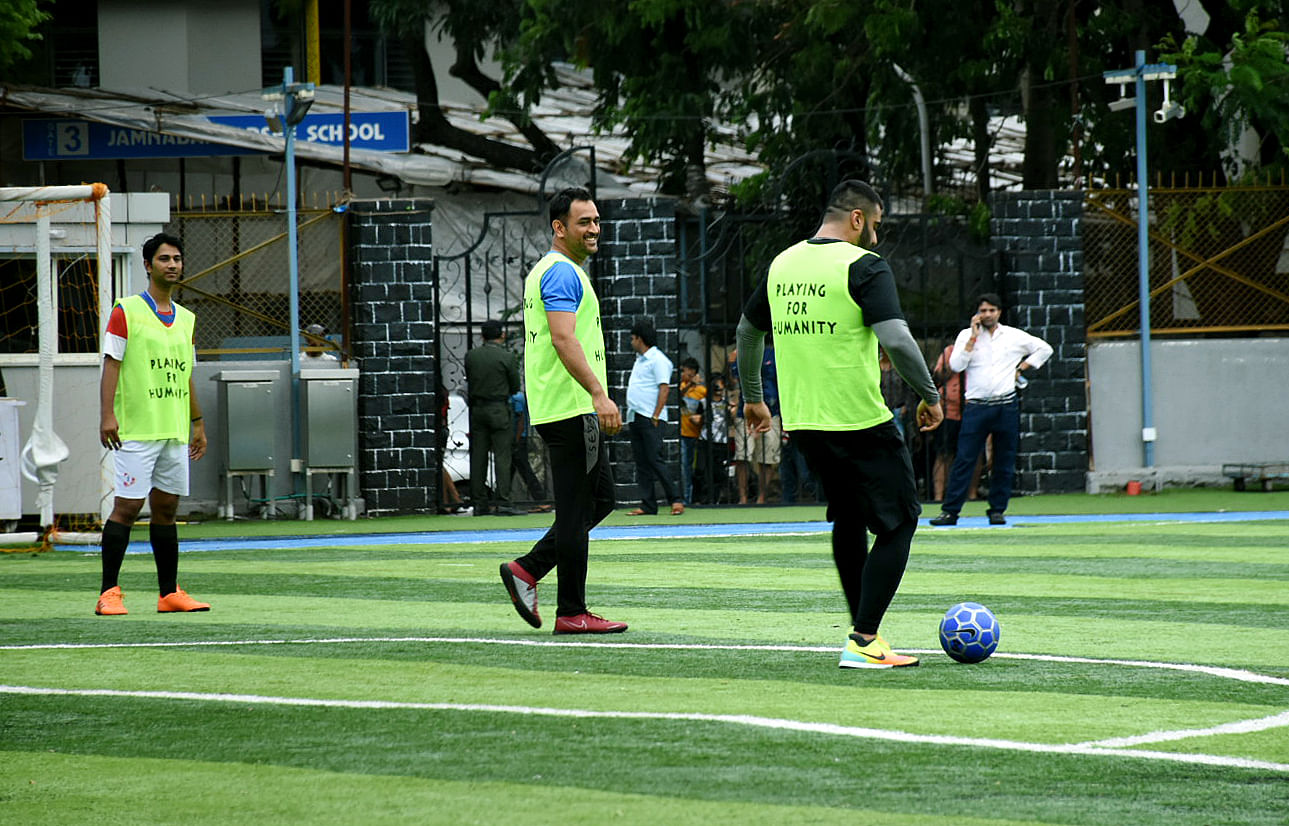 MS Dhoni nearly gets mobbed after celebrity football match with Arjun  Kapoor. Watch video