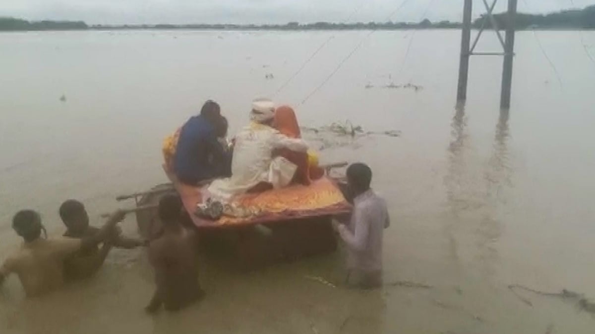 Newlywed Couple Uses Makeshift Boat to Cross Flooded Road in Bihar