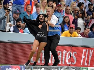 Streaker attempts pitch invasion during WC final at Lord
