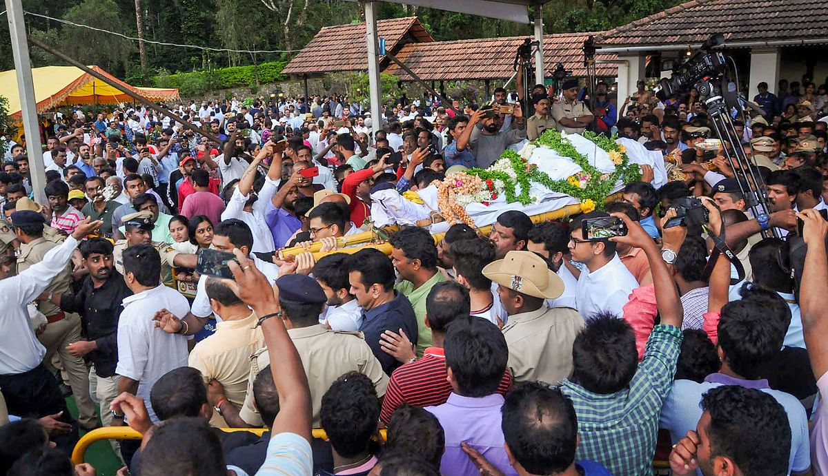 Hundreds of estate workers and villagers gathered at VG Siddhartha’s funeral in Chikkamagaluru. 