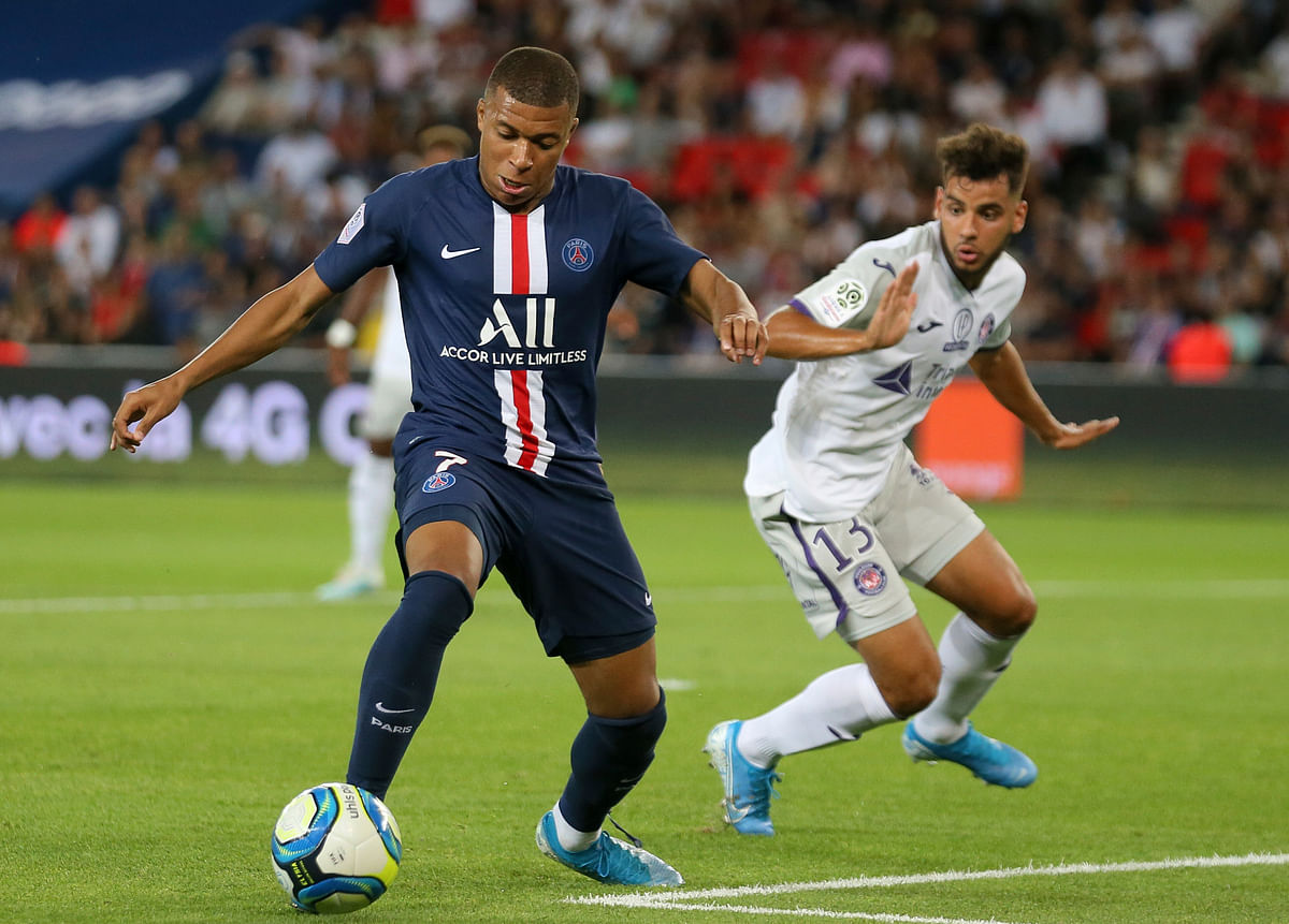 Eric-Maxim Choupo-Moting distinguished himself with a fine goal and scored a second as PSG beat Toulouse 4-0.