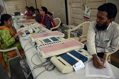 Opposition seeks ban on EVMs for Maharashtra polls