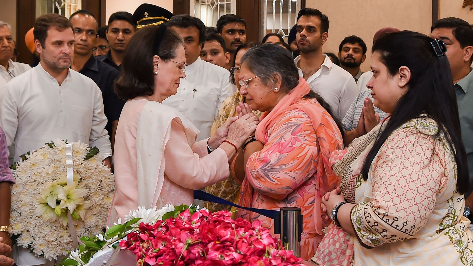 Congress interim President Sonia Gandhi met Arun Jaitley’s wife, Sangeeta on Saturday.