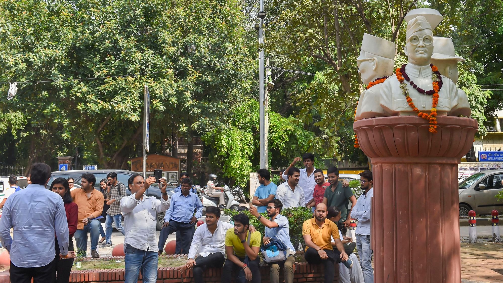 Busts of Subhash Chandra Bose, Bhagat Singh and VD Savarkar were installed outside the Arts Faculty of Delhi University.