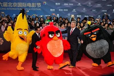 BEIJING, April 16, 2016 (Xinhua) -- Cast members and cartoon figures of the movie "Angry Birds" walk the red carpet as they attend the opening ceremony of the 6th Beijing International Film Festival (BJIFF) in Beijing, capital of China, April 16, 2016. The BJIFF kicked off Saturday and will last until April 23.  (Xinhua/Zhou Mi/IANS) (mp)