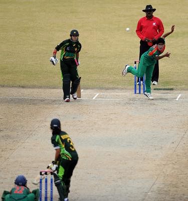 INCHEON, Sept. 26, 2014 (Xinhua) -- Hoque Pinky Fargana (R, upper) of Bangladesh throws the ball during the women