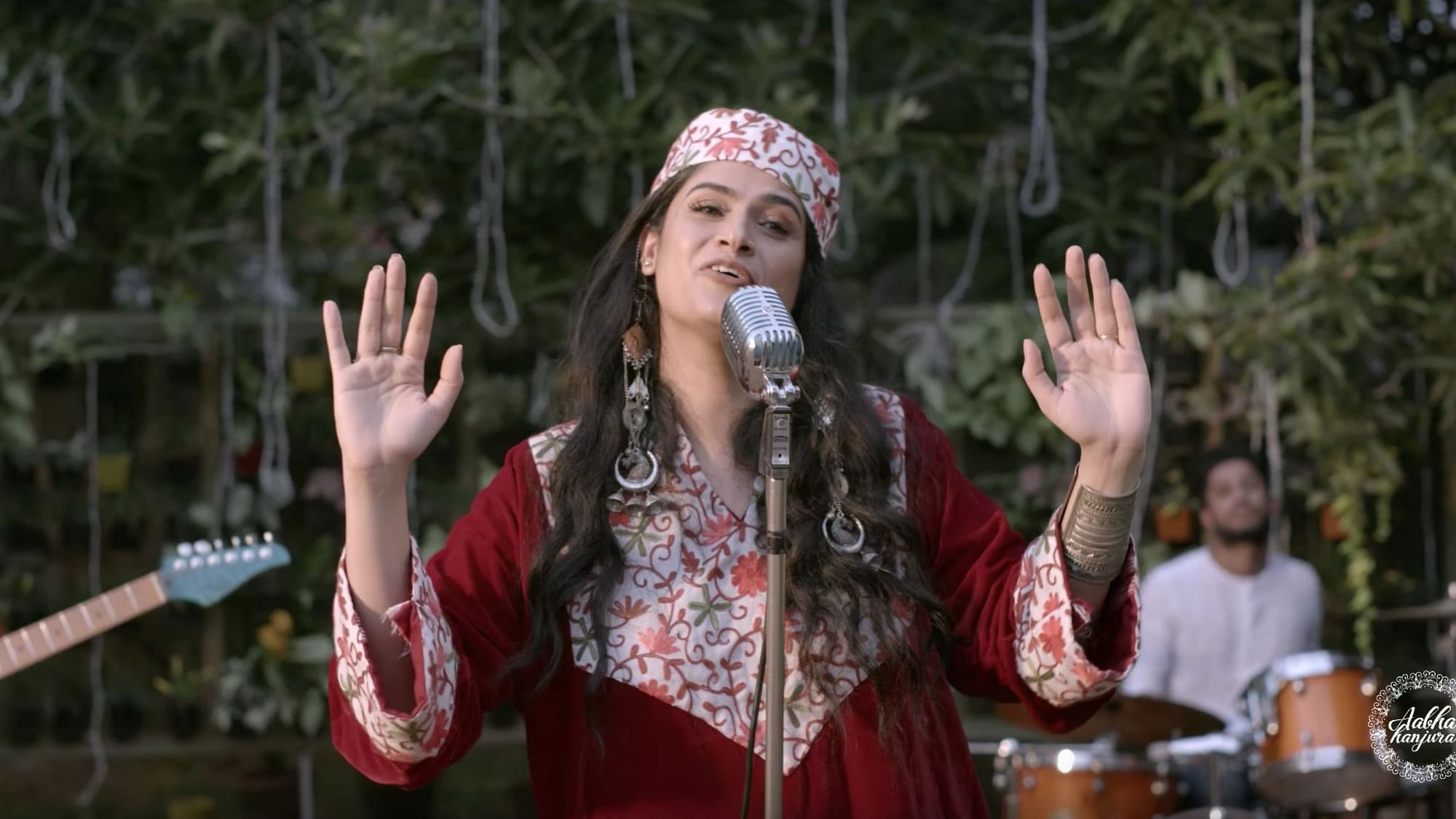 The <i>Roshe Walla</i> numbers dropped by eclectic folk-pop singer Aabha Hanjura on YouTube is raking in great reviews.&nbsp;