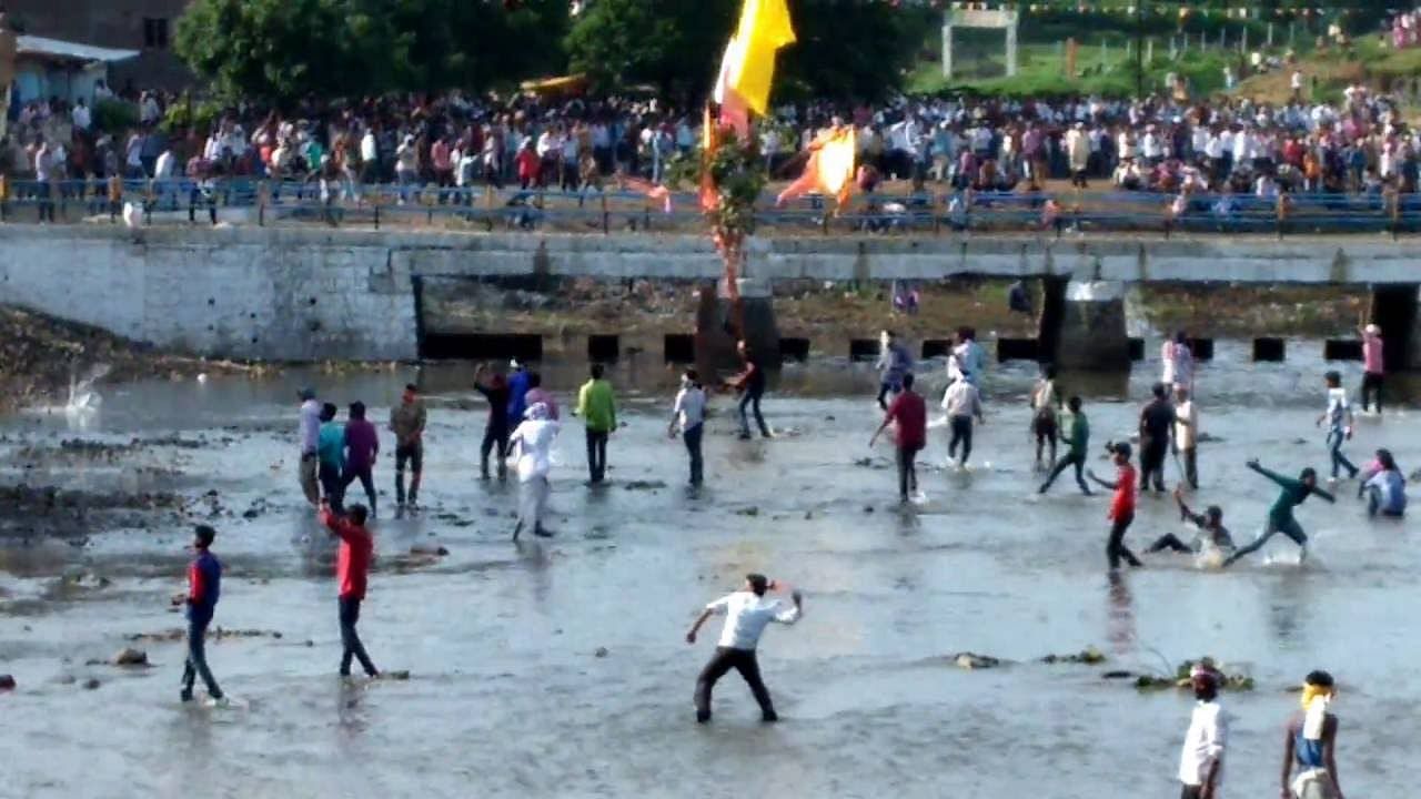 Over 400 people were injured, 12 of them seriously, during the annual `Gotmaar’ (stone-pelting) festival in Chhindwara district of Madhya Pradesh on Saturday 31 August.