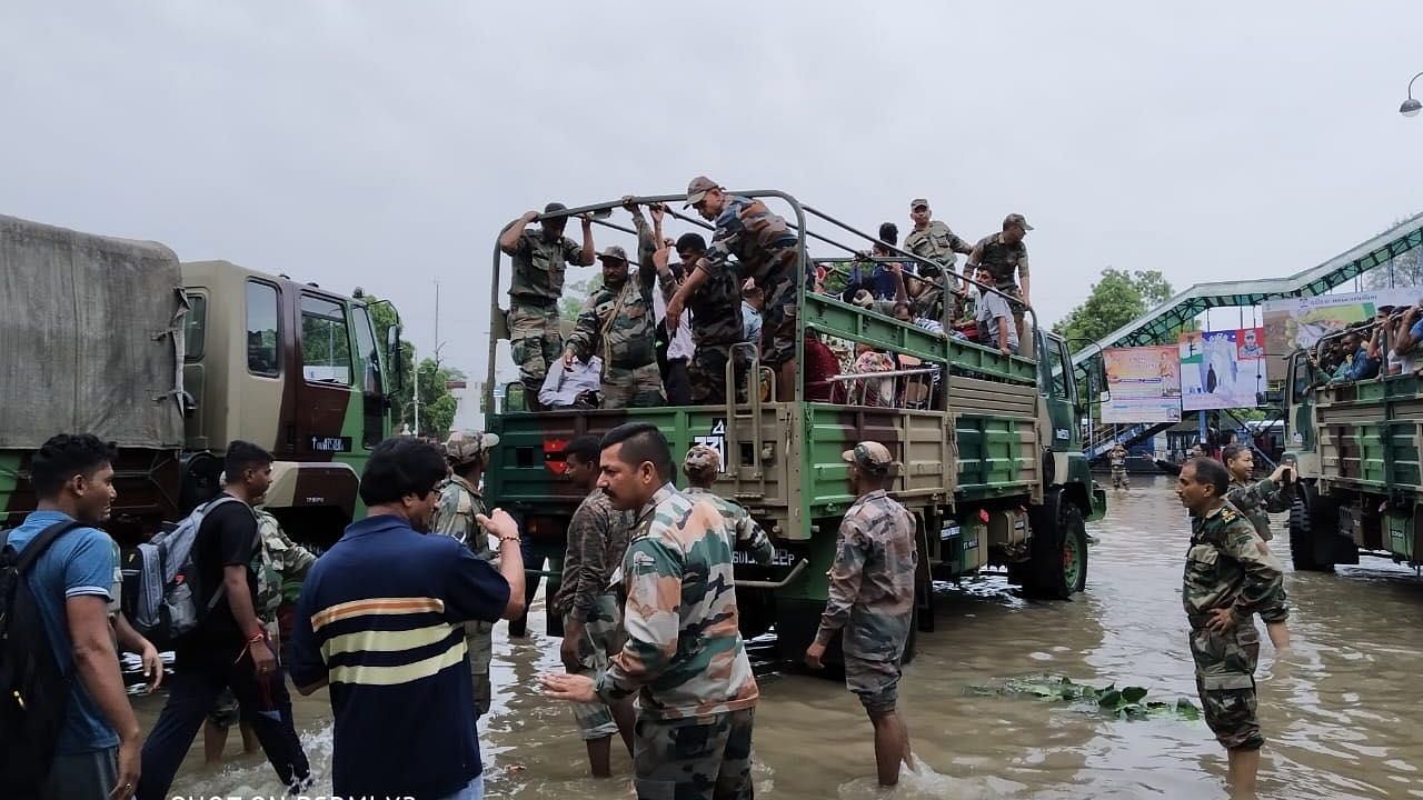 Four Army columns deployed in aid to civil administration in rescue and relief work in Vadodara