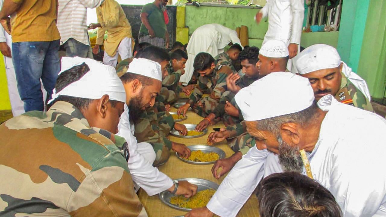 Muslims invite Indian army personnel to celebrate Eid&nbsp;