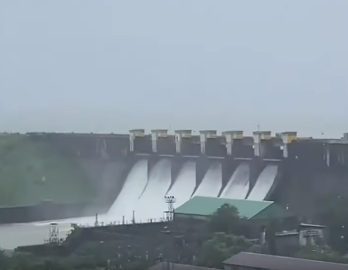 A still from Pawna dam’s video uploaded by Loksatta.