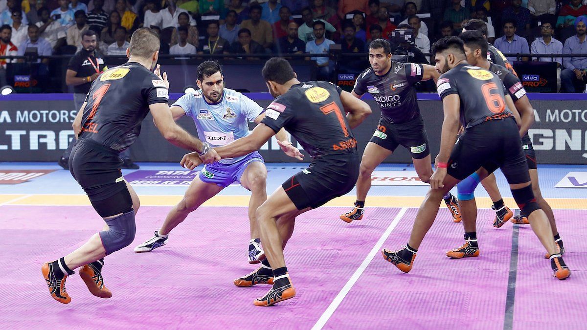 Rahul Chaudhari took out Surinder Singh in his first raid before pulling off a two-point raid in his next.&nbsp;