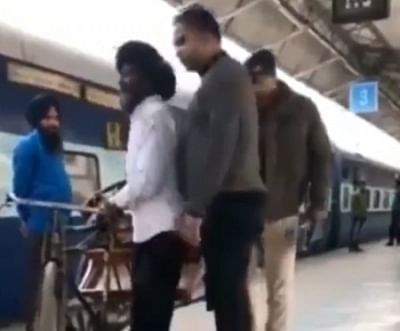 Punjab Police thrashes rickshaw-puller, video goes viral