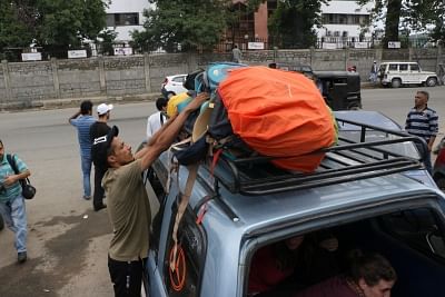 Srinagar: Tourists leave Srinagar after the state government on Friday advised the tourists and Amarnath Yatris that "they may curtail their stay in the Valley immediately and take necessary measures to return as soon as possible";on Aug 3, 2019. (Photo: IANS)