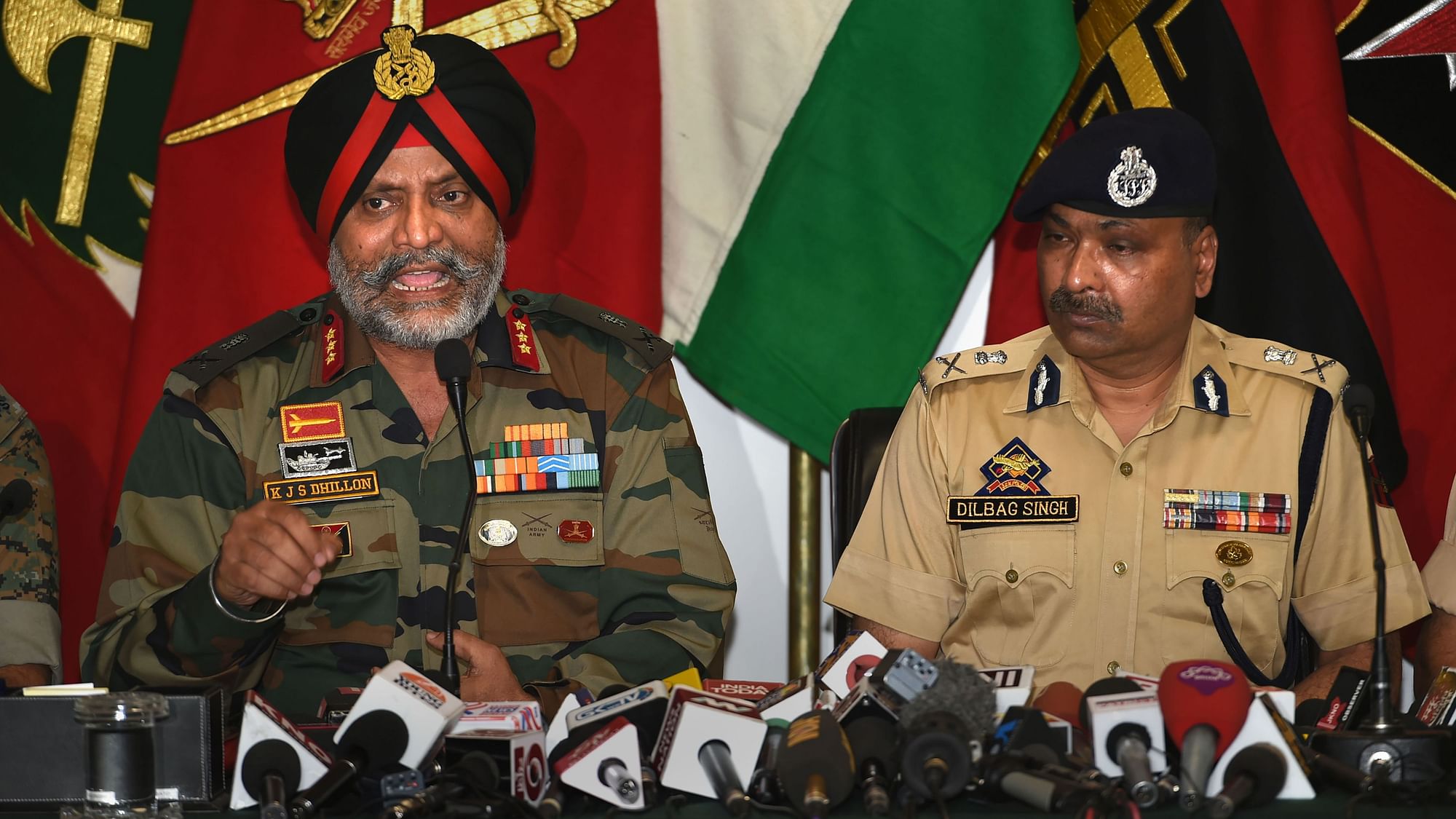  GoC 15 Corps Lt General KJS Dhillon  and DGP Dilbagh Singh address a joint press conference  in Srinagar on 2 August.&nbsp;