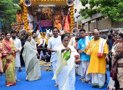 Kolkata: West Bengal Chief Minister Mamata Banerjee accompanied by TMC MP Nusrat Jahan during the annual Rath Yatra festival inauguration organised by ISKCON in Kolkata, on July 4, 2019. (Photo: Kuntal Chakrabarty/ IANS)