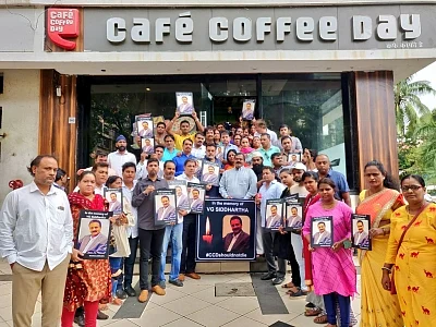 In a unique tribute to the founder of Cafe Coffee Day (CCD) chain, V. G. Siddhartha, the Mumbai Congress organised a coffee break with hundreds of workers sipping coffee at CCD outlets, in Mumbai.