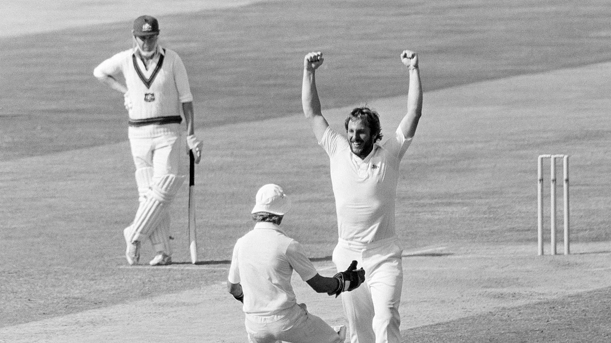 England’s Ian Botham picked up five wickets and gave away just one run in the fourth Ashes Test in 1981.<a href="https://www.facebook.com/icc/photos/a.163728620312909/2726320120720400/?type=3&eid=ARA_z5ylxPOxVC5k98qTJi1YA78lEcboLafoFIHeT2IDdXmb9NVQ6k4kbVNtd-H8zzJK2cyVNm1VgEtu&__xts__%5B0%5D=68.ARAtrRtxi9GuYM6dSDY4CmvsBbntjuujR105DV0O69AZ--QltKWVtbrmyXsfDSWvEjBEVMrWba1hFEID7FC-xJ9yTDgbOVJRljmgEbK74V0vIIaY8KTs4YYe6T4m7CvUezkiKmsI5T4-IG6ccTQ_aX9hnYryp_Th12RXMqkkEu9RJcorvcSdVXb7ArDDDfJZfRulFy8pM00k9oFZ66ye2RRxn-1DhciYtW13DMu6LQ7QDjV6slGMIGYTxXdaS5R0Sq_XUibJwgjaptiiZ5zp1W8sGvYXfb0ZGgg0kJRHrM7N7qFU&__tn__=EHH-R"></a>