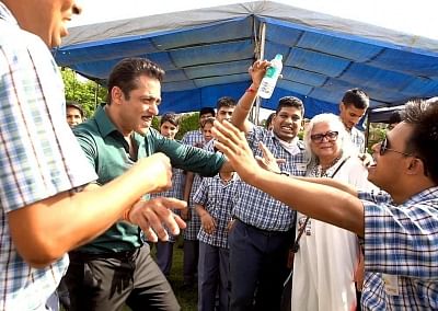 Actress-turned-politician Bina Kak on Wednesday shared a string of photographs of Bollywood superstar Salman Khan, actress Sonakshi Sinha and the cast and crew of "Dabangg 3" spending some quality time with special children on the film
