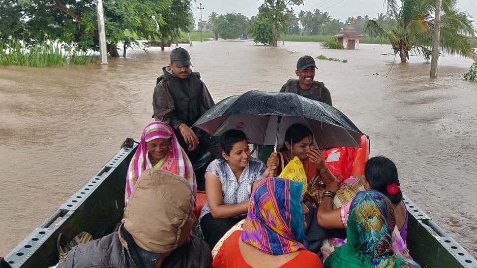 Men of the Indian Army undertaking rescue operations in Raichur district.