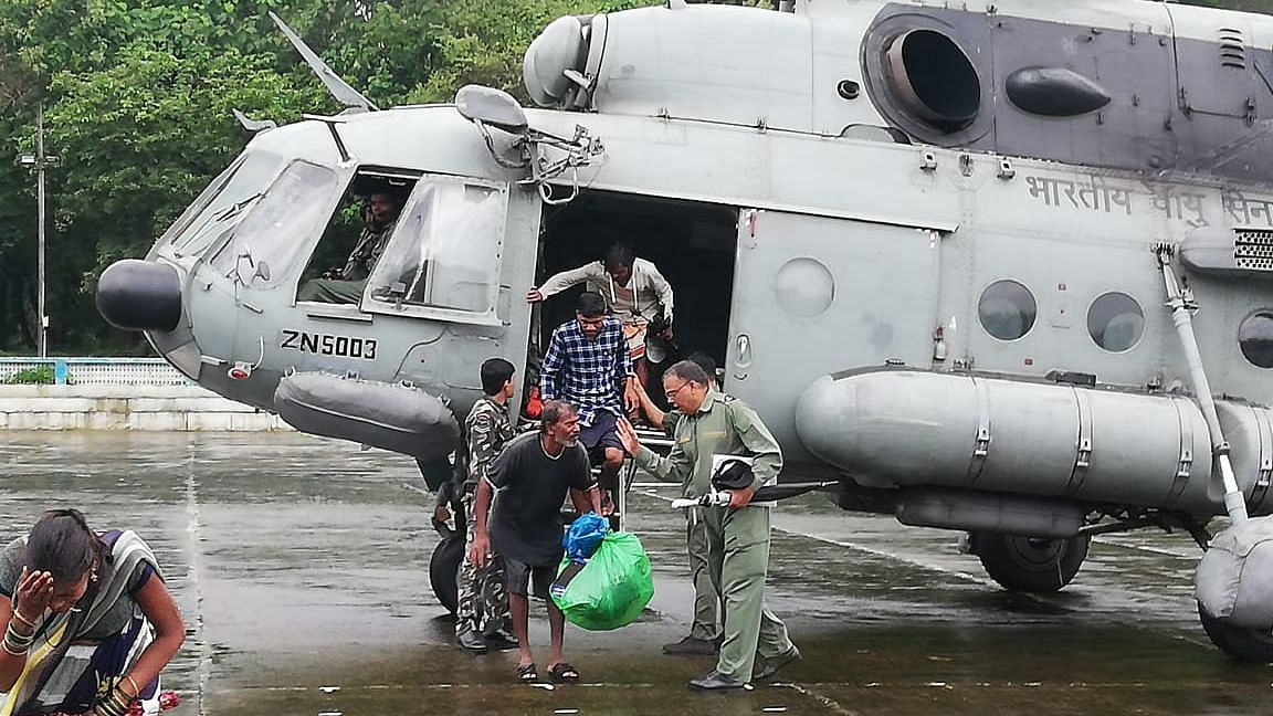  IAF team rescuing residents of Thane district who were stranded in the water logging.&nbsp;