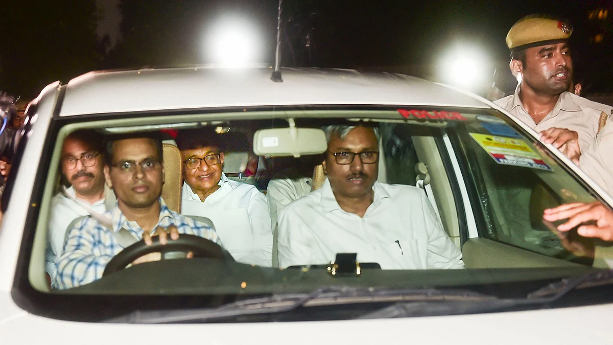 Chidambram being taken to the CBI court.