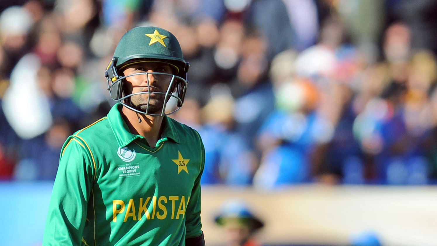Pakistan all-rounders Mohammad Hafeez and Shoaib Malik were omitted from the list of 19 players who were awarded central contracts.