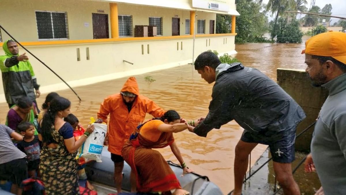 16 Dead, 1.32 Lakh Affected in Maharashtra Floods; CM Takes Stock