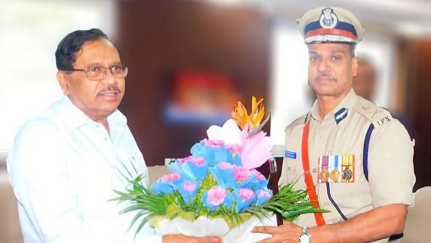 Former Bengaluru Police Commissioner Alok Kumar with former Deputy CM Dr G Parameshwara soon after taking charge