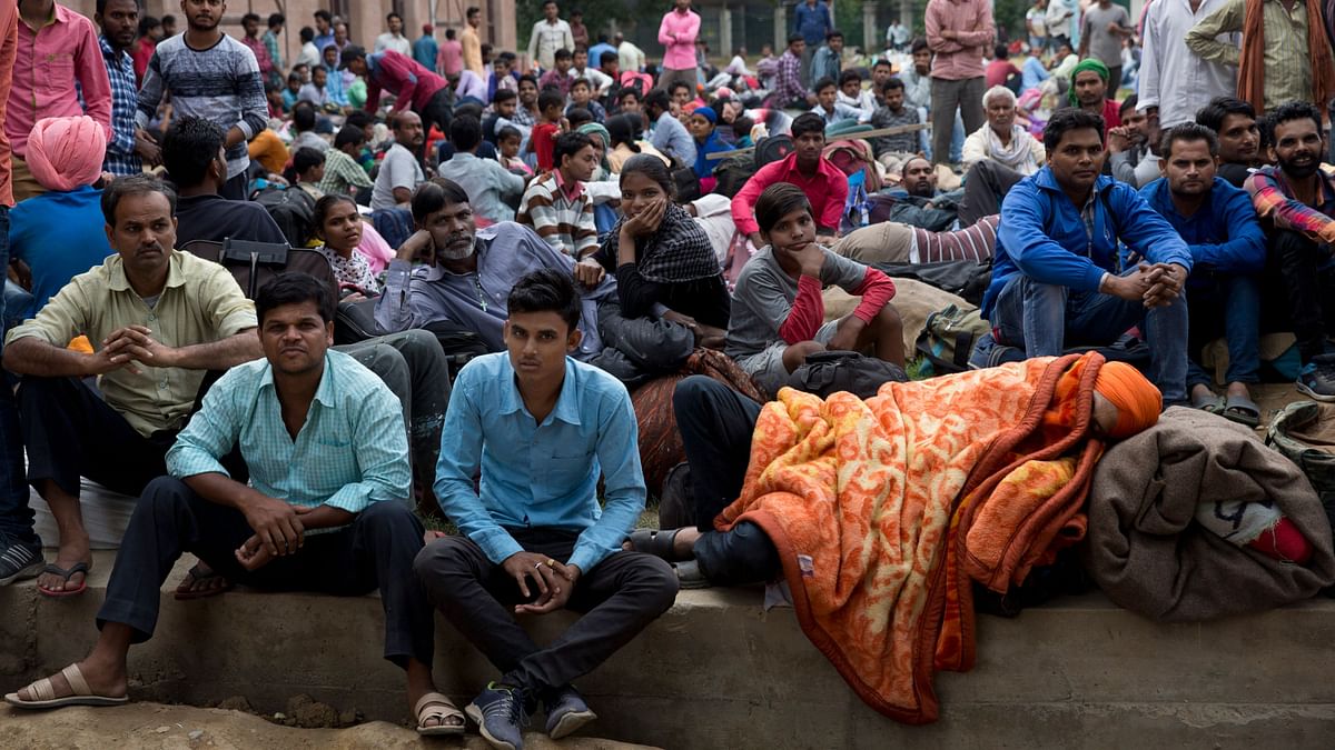 Hundreds of Poor Migrant Workers Flee Kashmir Under Lockdown