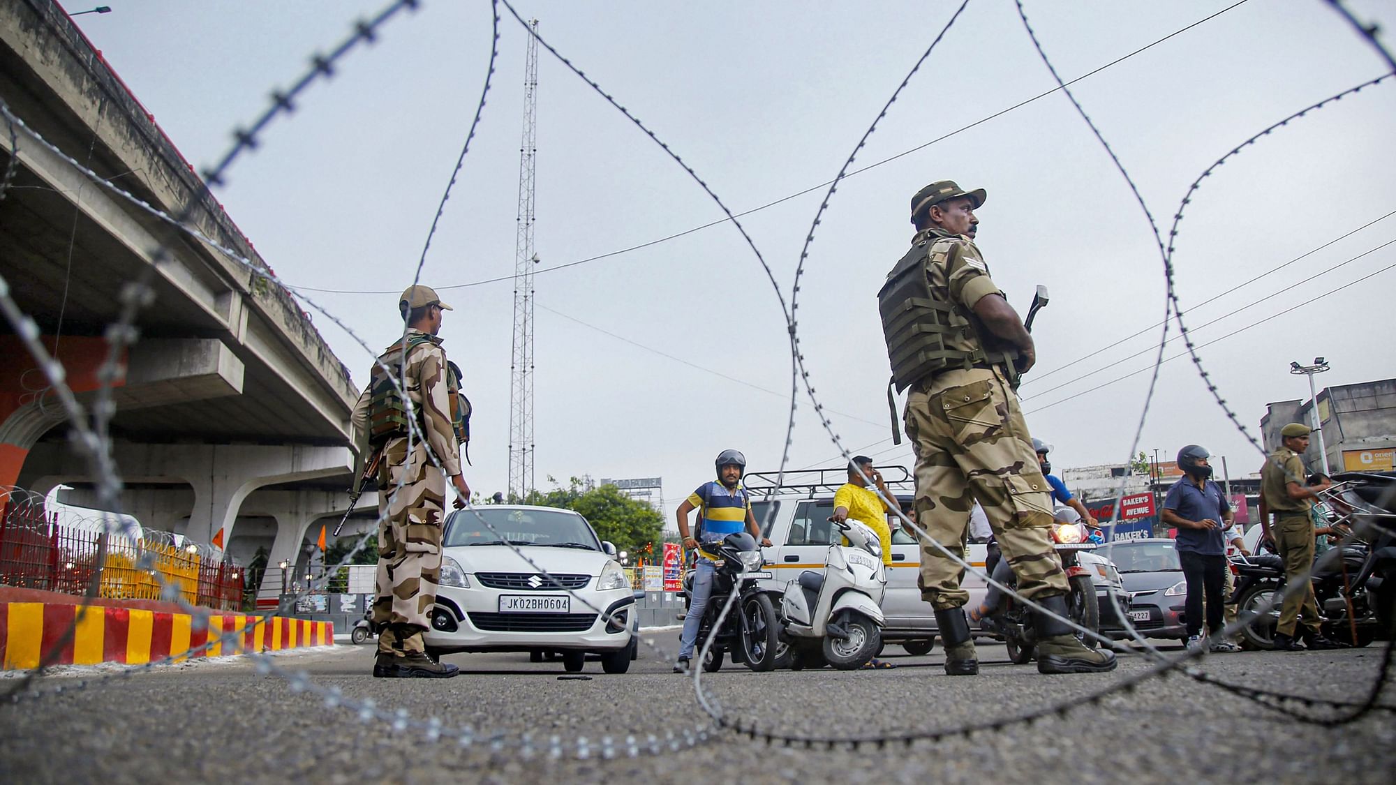 Security personnel stand guard during restrictions, in Jammu, Monday, 5, August.&nbsp;