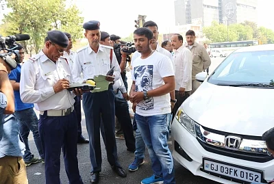 New Delhi: Traffic Police prosecute driver of a car with even numbered registration plate on Day 1 (Phase 2) of implementation of Delhi Government