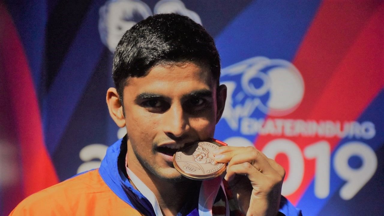 Manish Kaushik lost 0-5 to top-seeded Cuban Andy Gomez Cruz, a gold-medallist from the previous edition.