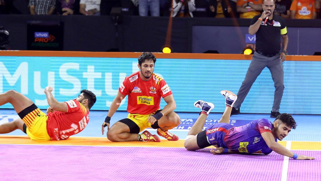Naveen Kumar once again starred for Dabang Delhi KC as they beat Gujarat Fortunegiants 34-30 in Pro Kabaddi League.