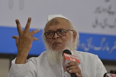 New Delhi: Jamiat Ulama-i-Hind president Maulana Syed Arshad Madani addressing media persons on communal harmony and national integration and for the protection of nationality of Assamese Hindus and Muslims during a press conference at Constitution Club in New Delhi on May 10, 2017. (Photo: IANS)