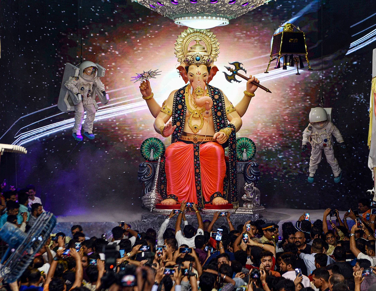 The Lalbaugcharaja Sarvajanik Ganeshotsav Mandal on Tuesday received a 1kg gold bar, 1kg silver bar and 1kg silver neckpiece, among other things.