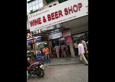 New Delhi: Heavy rush outside a liquor outlet after the polling ended for Delhi