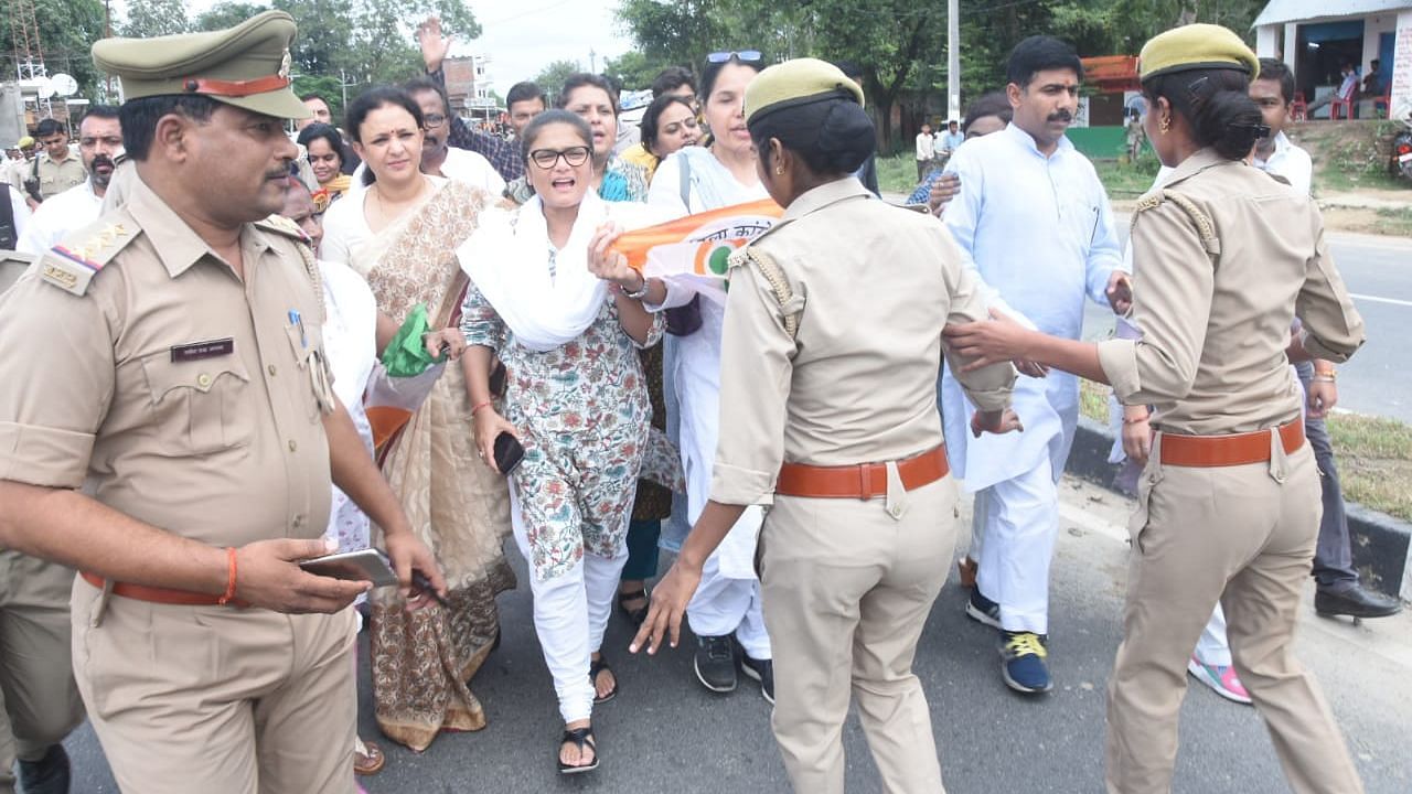 Congress leaders protest against being detained in UP.&nbsp;