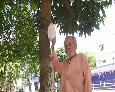87-year-old Bhola Nath Alok of Purnia district with the ashes of his wife Padam.