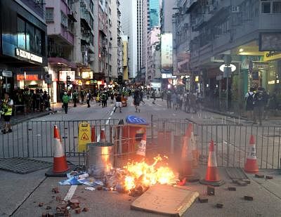 HONG KONG, Sept. 15, 2019 (Xinhua) -- Rioters set fires and obstruct road traffic at Queen