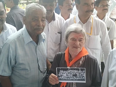 Kolhapur: Danuta, a 93-year old Polish lady had a warm and emotional reunion with her childhood hockey playmates B. S. Shinde, 87, and D. B. Jadhav, 88 at a ceremony where a Memorial Pillar was unveiled by Poland’s Deputy Foreign Minister Marcin Przydacz to remember the thousands of persecuted Polish refugees who escaped to India during World War II and were given shelter in erstwhile kingdoms of Kolhapur and Jamnagar in the then Bombay Province; in Maharashtra