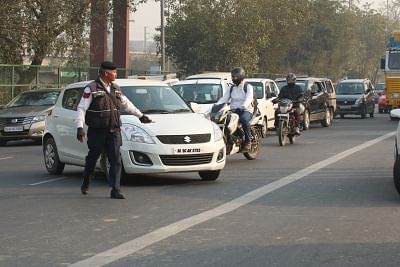 New Delhi: Policemen stop cars with odd registration numbers on the Day-2 of implementation of the state government