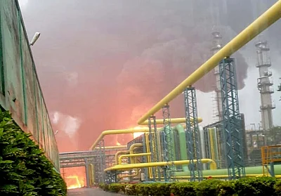 Raigad (Maharashtra) : Massive fire breaks out in a storm water drainage network at ONGC