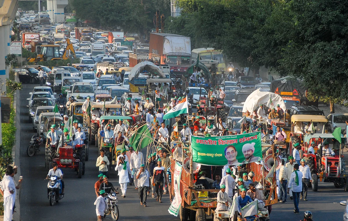 Farmers under the banner ‘Bharatiya Kisan Sangh’ march from Sharanpur towards Noida. The farmers are scheduled to march towards Delhi on 20 September.