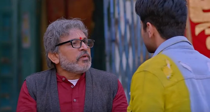Anu Kapoor’s character falls in love with a girl, who turns out to be be Muslim. 